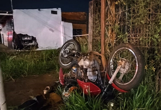 Motorista que invadiu borracharia arrastou moto por 400 metros Motorista que invadiu borracharia arrastou moto por 400 metros