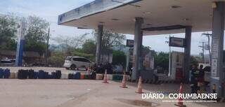 Motoristas bolivianos cruzam a fronteira e fazem fila para abastecer em MS Motoristas bolivianos cruzam a fronteira e fazem fila para abastecer em MS