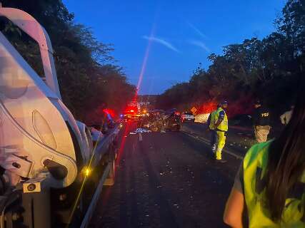 Acidente entre caminhonete e bitrem deixa 2 mortos na BR-158