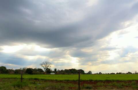 Ap&oacute;s calor&atilde;o, temperatura despenca quase 11&deg;C e frente fria traz chuva