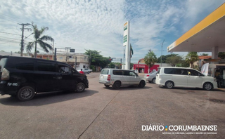 Motoristas bolivianos cruzam a fronteira e fazem fila para abastecer em MS Motoristas bolivianos cruzam a fronteira e fazem fila para abastecer em MS