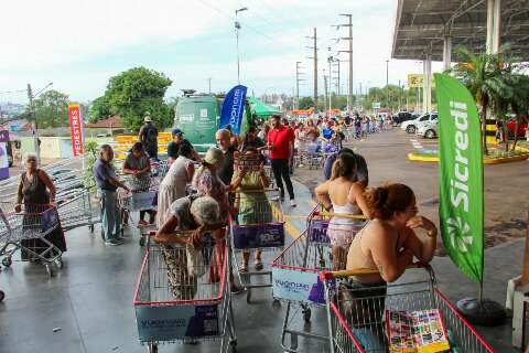 Clientes enfrentam fila por 2h para "ca&ccedil;ar" ofertas em novo atacadista