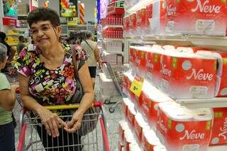 Clientes enfrentam fila por 2h para "ca&ccedil;ar" ofertas em novo atacadista