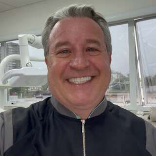Por que muitos idosos temem o dentista e como o coaching ajuda a superar