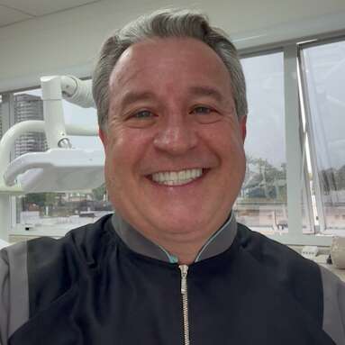 Por que muitos idosos temem o dentista e como o coaching ajuda a superar