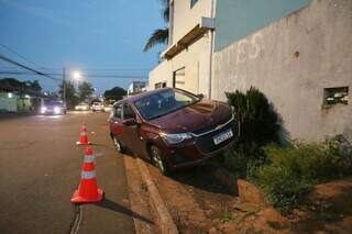 Motorista sofre 2 paradas cardíacas após perder direção e carro subir em calçada Motorista sofre 2 paradas cardíacas após perder direção e carro subir em calçada