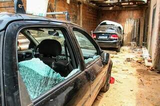 Moradores destroem casa de homem suspeito de estupro e depredam 5 carros