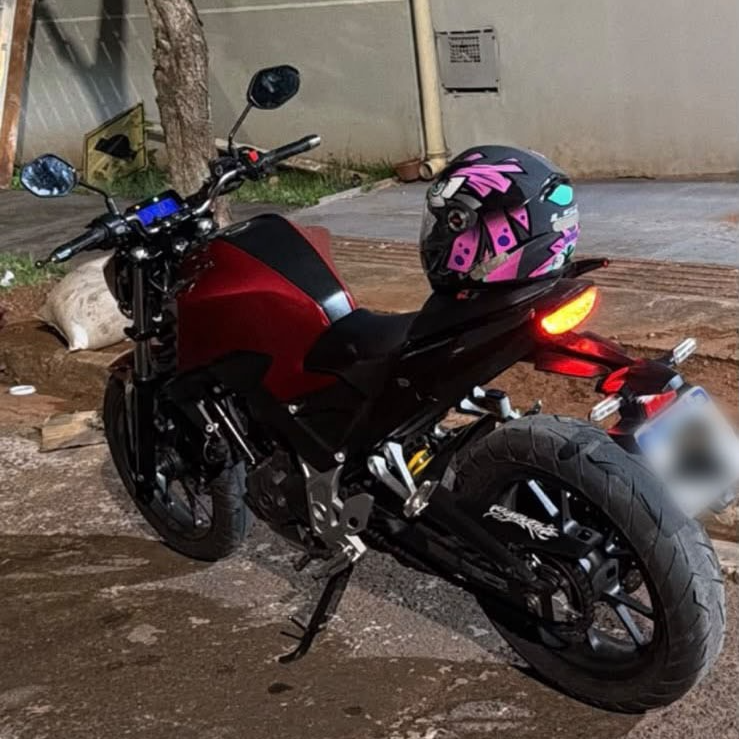 Ao parar para conferir endereço, entregador é rendido e perde moto