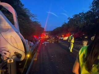 Acidente entre caminhonete e bitrem deixa 2 mortos na BR-158 Acidente entre caminhonete e bitrem deixa 2 mortos na BR-158