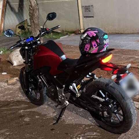 Ao parar para conferir endere&ccedil;o, entregador &eacute; rendido e perde moto