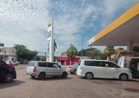 Motoristas bolivianos cruzam a fronteira e fazem fila para abastecer em MS