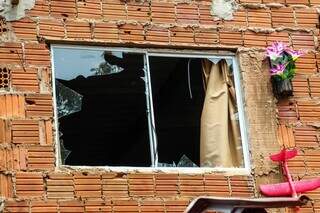 Moradores destroem casa de homem suspeito de estupro e depredam 5 carros