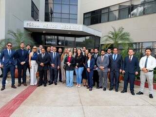 Colegas acompanham audiência, mas juiz mantém advogado de delegado preso Colegas acompanham audiência, mas juiz mantém advogado de delegado preso
