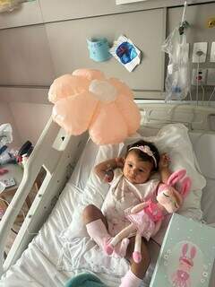 Onze dias após se afogar em piscina, bebê deixa hospital sob festa e lágrimas Onze dias após se afogar em piscina, bebê deixa hospital sob festa e lágrimas
