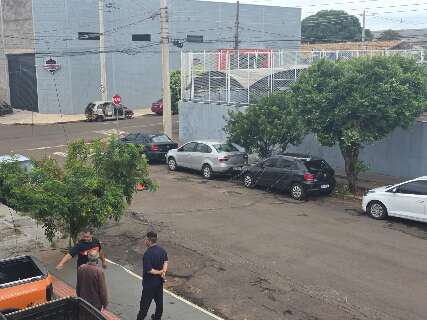 Caminh&atilde;o arrebenta fia&ccedil;&atilde;o e derruba servi&ccedil;o de internet na Vila Progresso