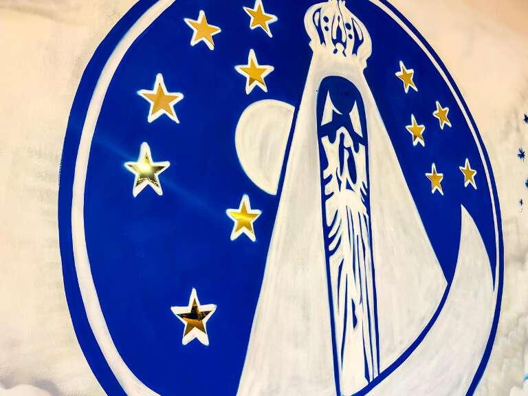 Como é Nossa Senhora? Crianças respondem com tinta e imaginação