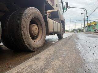Ondulação no asfalto derruba pedestres e motociclistas na Euler Ondulação no asfalto derruba pedestres e motociclistas na Euler
