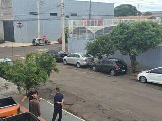 Caminhão arrebenta fiação e derruba serviço de internet na Vila Progresso Caminhão arrebenta fiação e derruba serviço de internet na Vila Progresso