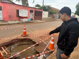 Cratera aberta no Parque Lageado causa transtornos e "engole" Gol
