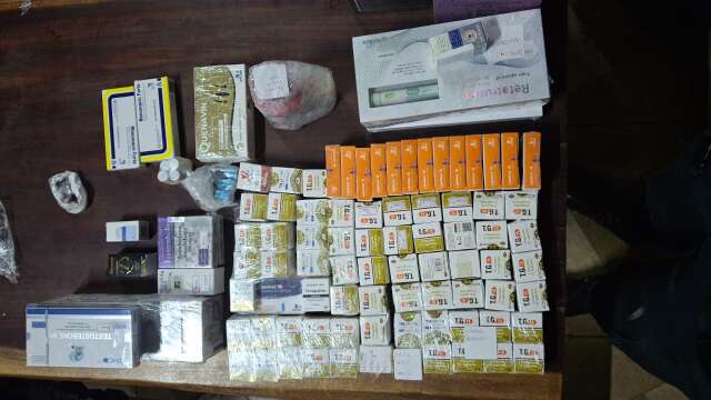 Fuga em zigue-zague termina com 14 iPhones e carga de medicamentos apreendidos