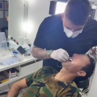 Falso dentista &eacute; preso colocando lentes de contato em sal&atilde;o de beleza