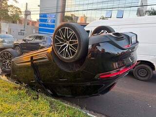 Porsche Macan de R$ 500 mil capota ap&oacute;s bater em traseira de furg&atilde;o