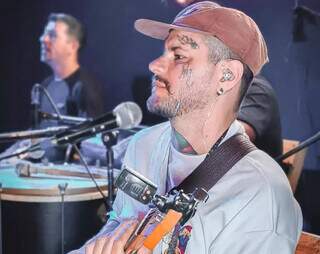 Cavaquinho de presente do pai virou estrada de 25 anos na m&uacute;sica