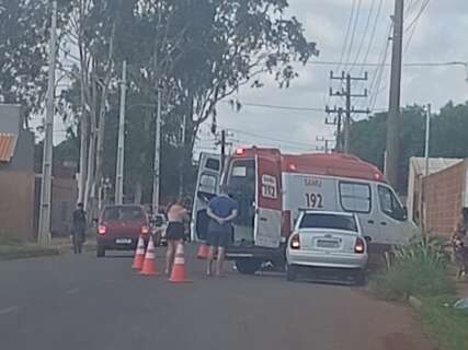 Idosa morre atingida por motocicleta ao guardar cadeiras em porta-malas