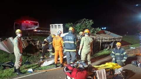 Passageiro morre ap&oacute;s caminh&atilde;o capotar ao passar direto por rotat&oacute;ria