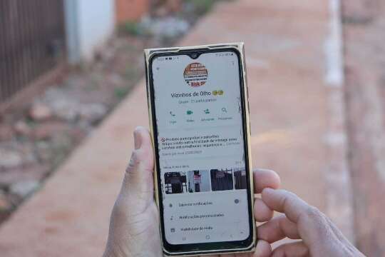 Contra inseguran&ccedil;a, grupos de WhatsApp viram rede de apoio entre vizinhos