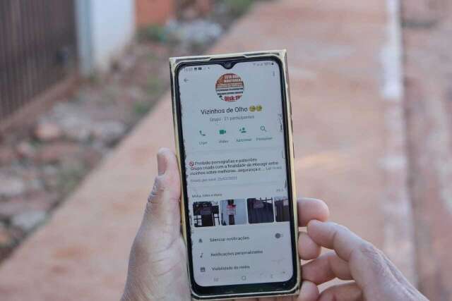 Contra inseguran&ccedil;a, grupos de WhatsApp viram rede de apoio entre vizinhos