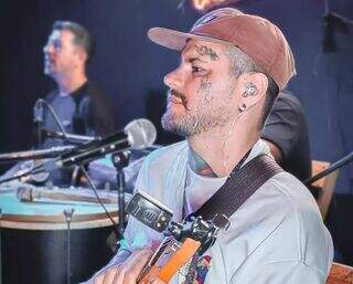 Cavaquinho de presente do pai virou estrada de 25 anos na música