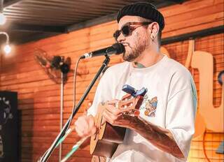 Cavaquinho de presente do pai virou estrada de 25 anos na m&uacute;sica