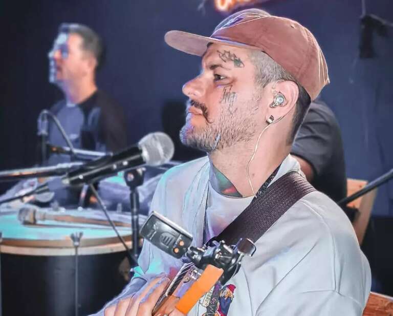 Cavaquinho de presente do pai virou estrada de 25 anos na música
