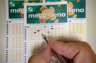 Bolada acumula, mas Mega-Sena premia 4 apostas de MS Bolada acumula, mas Mega-Sena premia 4 apostas de MS