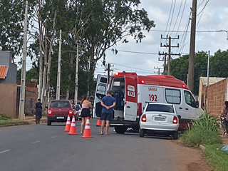 Idosa morre atingida por motocicleta ao guardar cadeiras em porta-malas