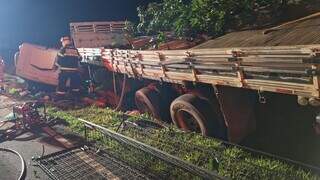 Passageiro morre ap&oacute;s caminh&atilde;o capotar ao passar direto por rotat&oacute;ria