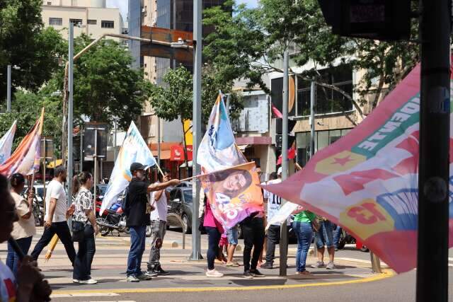 No &uacute;ltimo dia, militantes apostam na conversa para conquistar indecisos