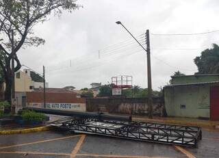 Chuva chega ao interior com granizo, destelhamento e queda de eucalipto Chuva chega ao interior com granizo, destelhamento e queda de eucalipto