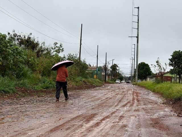 Para chegar às urnas, eleitores enfrentam lama da qual reclamam há décadas