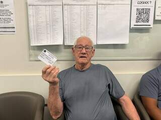 Aos 80 anos, Sebastião acordou cedo para votar em trânsito: "vou até os 100" Aos 80 anos, Sebastião acordou cedo para votar em trânsito: "vou até os 100"