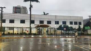 Votação começa com chuva no maior colégio eleitoral do interior de MS Votação começa com chuva no maior colégio eleitoral do interior de MS