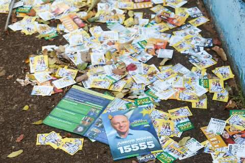 Santinhos amanhecem espalhados perto de locais de vota&ccedil;&atilde;o em Campo Grande