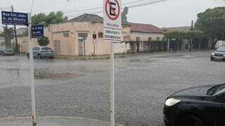Chuva n&atilde;o impede movimenta&ccedil;&atilde;o de eleitores em Tr&ecirc;s Lagoas