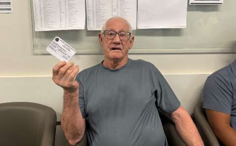 Aos 80 anos, Sebasti&atilde;o acordou cedo para votar em tr&acirc;nsito: "vou at&eacute; os 100"