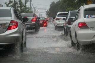 Temporal alaga trechos de vias e desliga semáforos em Campo Grande Temporal alaga trechos de vias e desliga semáforos em Campo Grande