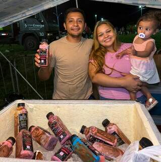 Casal lucra com a&ccedil;a&iacute; na garrafa e vers&iacute;culos b&iacute;blicos no r&oacute;tulo