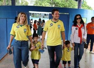 Catan vota acompanhado da família e acredita em 2° turno no governo de MS Catan vota acompanhado da família e acredita em 2° turno no governo de MS