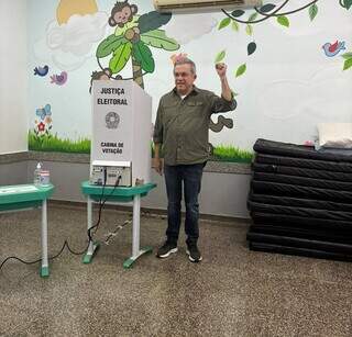 Otimista com a vitória, Vander antecipa hora de votar: “tô no páreo” Otimista com a vitória, Vander antecipa hora de votar: “tô no páreo”