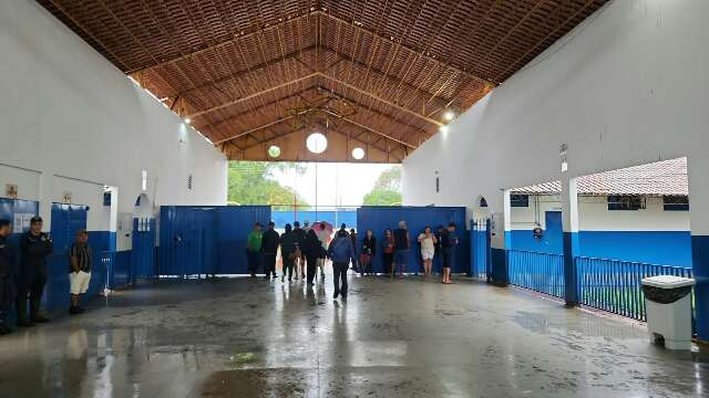Segundo maior col&eacute;gio eleitoral, Pl&iacute;nio Barbosa fica vazio durante chuva